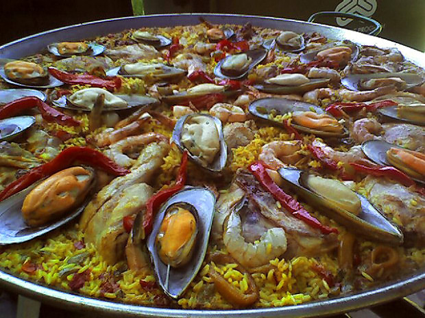 Barcelona food budget paella