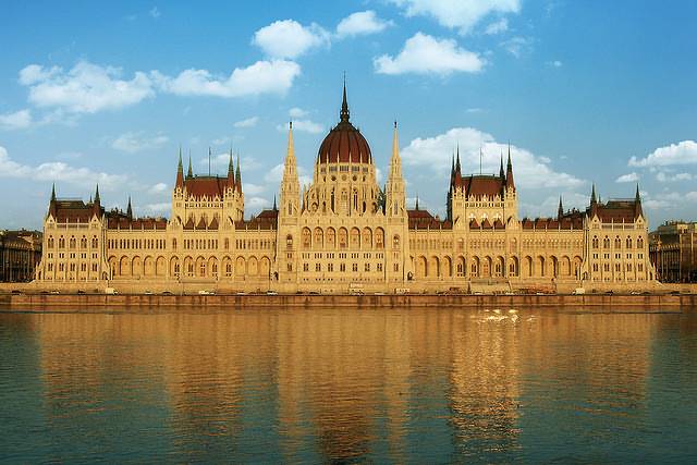 hungarian-parliament-icon-style-21211490-vector-art-at-vecteezy